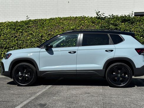 Used 2025 Volkswagen Taos SE AWD/4WD image 9
