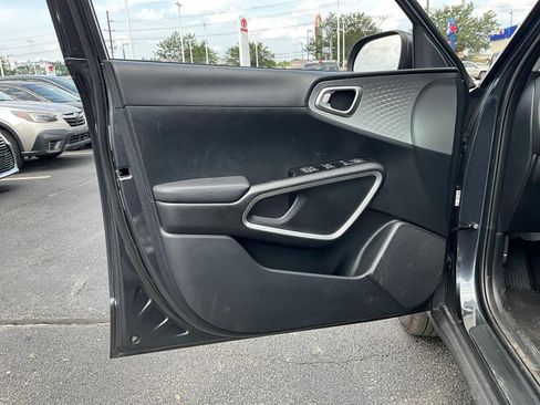 Used 2025 Kia Soul LX w/ LX Technology Package FWD image 18
