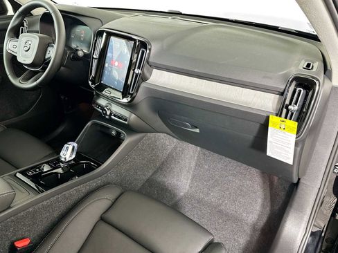 Used 2025 Volvo XC40 B5 Plus w/ Protection Package Premier image 25