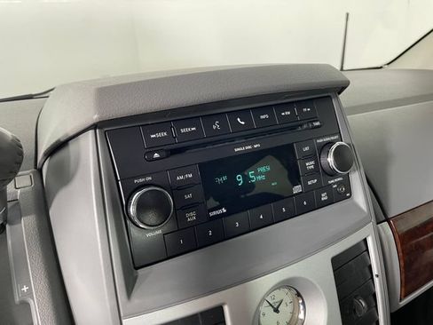 Used 2010 Chrysler Town & Country Touring FWD image 7