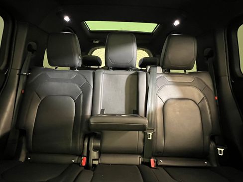 Used 2024 Land Rover Defender 130 X-Dynamic SE image 31