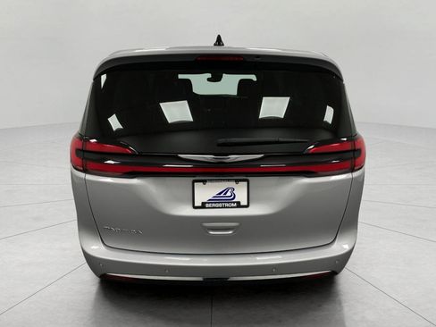 Used 2024 Chrysler Pacifica Touring-L image 5