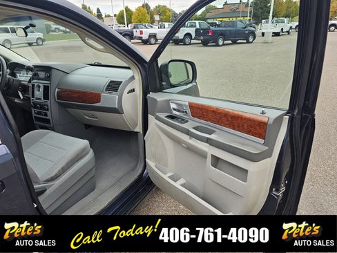 Used 2009 Chrysler Town & Country Touring image 18