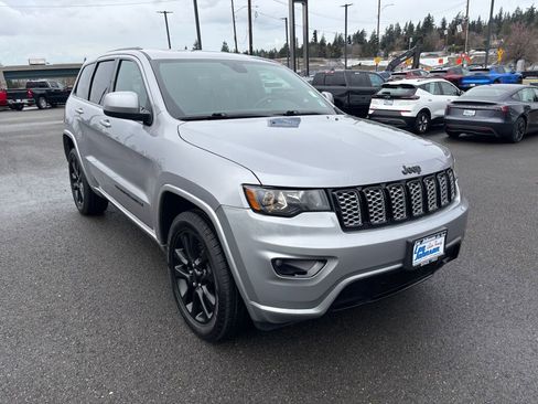 Used 2020 Jeep Grand Cherokee Altitude image 3