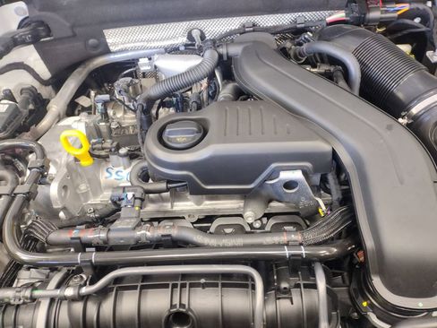 New 2025 Volkswagen Taos SE image 6