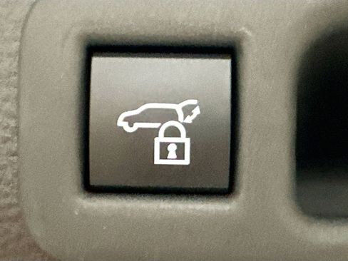 Used 2026 Toyota Sienna XLE FWD image 32