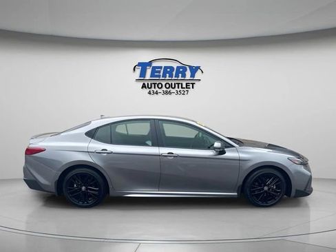 Used 2025 Toyota Camry SE image 1