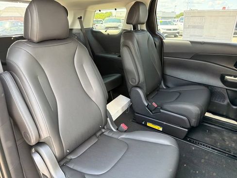 New 2027 Kia Carnival SX w/ Dark Edition Package FWD image 23