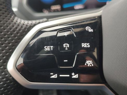 Used 2022 Volkswagen Tiguan SE R-Line image 12