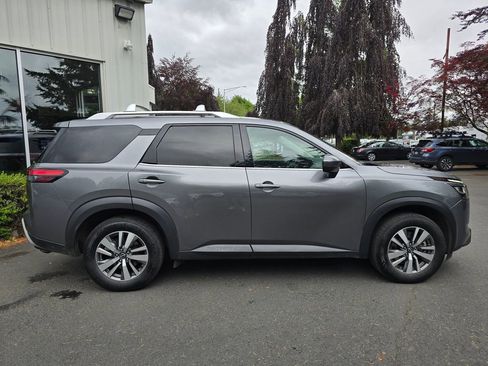 Used 2023 Nissan Pathfinder SL w/ Lighting Package (N92) FWD image 3