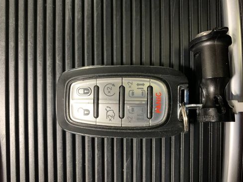 Used 2020 Chrysler Pacifica Limited w/ Tire & Wheel Group FWD image 37
