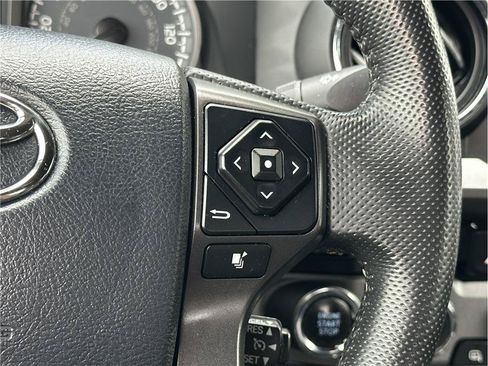 Used 2017 Toyota Tacoma TRD Sport w/ Tow Package (A/T) AWD/4WD image 21