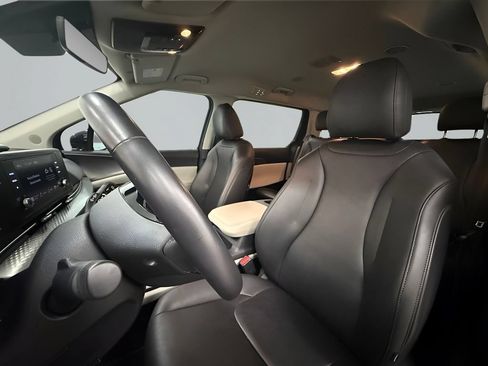 Used 2024 Kia Carnival LX FWD image 11
