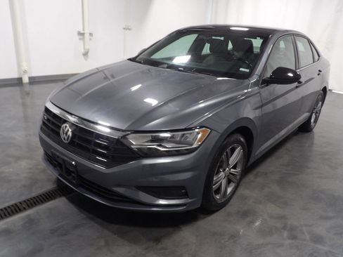 Used 2020 Volkswagen Jetta R-Line w/ R-Line Cold Weather Package FWD image 3