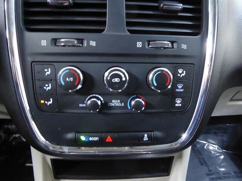 Used 2016 Dodge Grand Caravan SXT image 14