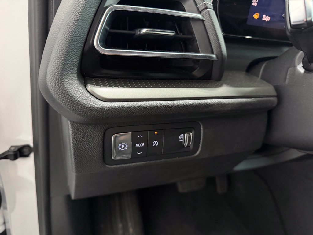 Used 2025 Chevrolet Traverse LT FWD image 14