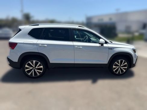 Used 2022 Volkswagen Taos SE FWD image 6