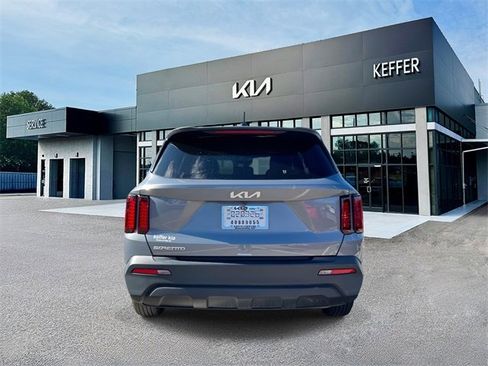 Used 2023 Kia Sorento LX image 7