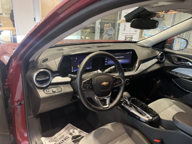 Used 2025 Chevrolet Trax LT w/ LT Convenience Package FWD image 17
