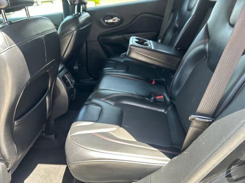 Used 2020 Jeep Cherokee Trailhawk AWD/4WD image 23