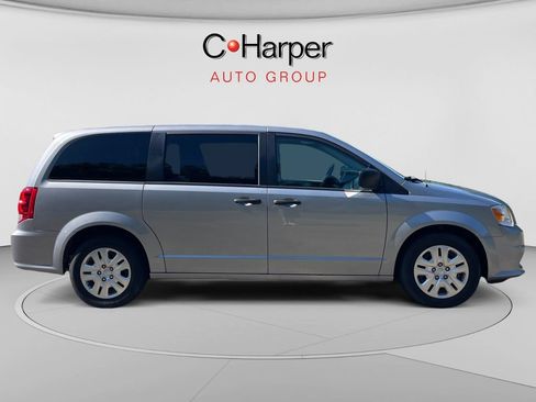 Used 2019 Dodge Grand Caravan SE w/ UConnect Hands-Free Group FWD image 2
