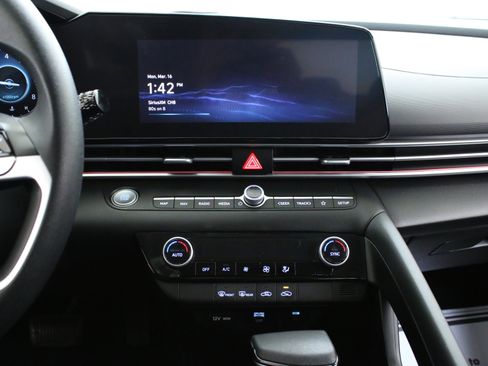 Used 2024 Hyundai Elantra SEL image 18