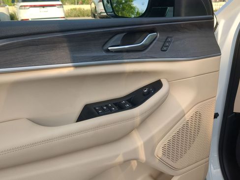 Used 2023 Jeep Grand Cherokee L Limited w/ Luxury Tech Group II image 12