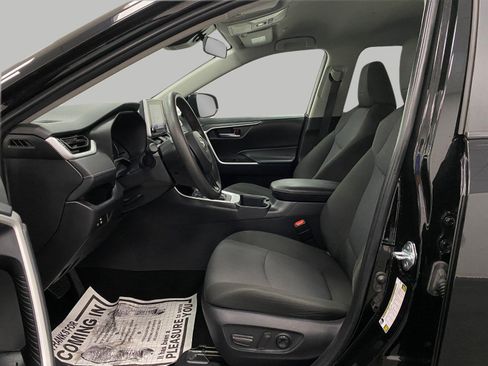Used 2025 Toyota RAV4 XLE AWD/4WD image 27