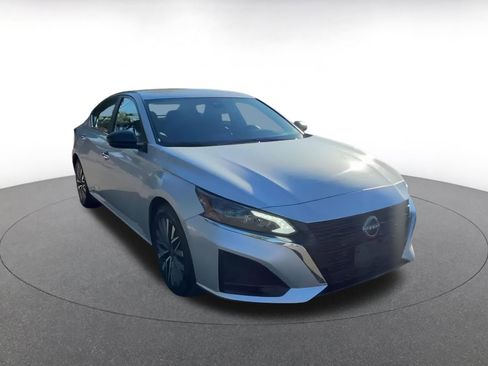 Used 2024 Nissan Altima 2.5 SV image 3