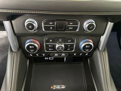 Used 2023 GMC Yukon XL SLT w/ SLT Premium Package image 23