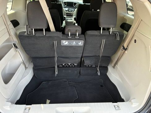 Used 2020 Chrysler Pacifica Touring FWD image 14