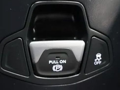 Used 2021 Jeep Renegade Latitude w/ Convenience Group AWD/4WD image 35