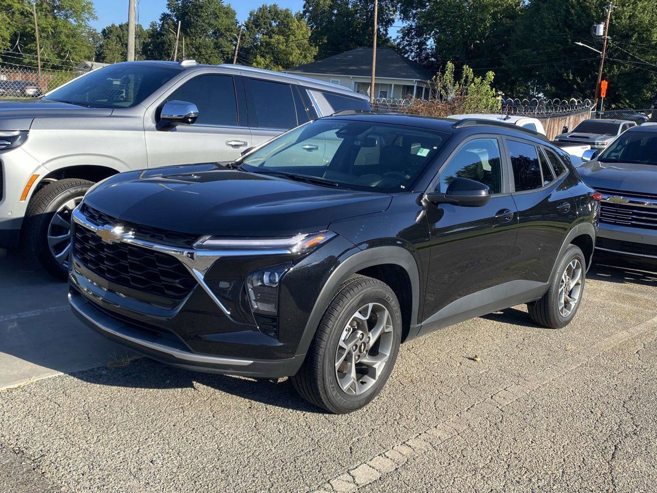 Used 2025 Chevrolet Trax LT FWD image 3