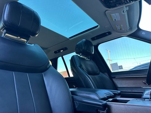 Used 2025 Land Rover Range Rover SE image 19
