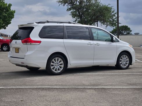 Used 2013 Toyota Sienna XLE w/ Premium Pkg image 3
