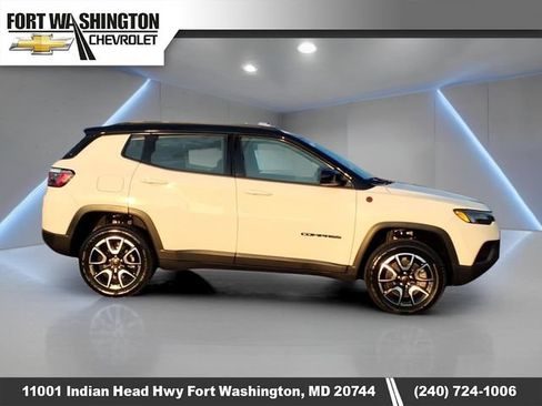 Used 2025 Jeep Compass Trailhawk AWD/4WD image 2
