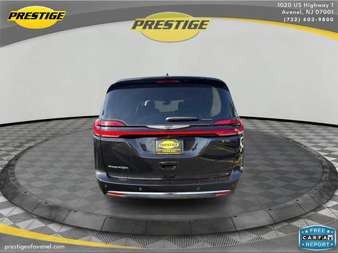 Used 2023 Chrysler Pacifica Touring-L FWD image 6