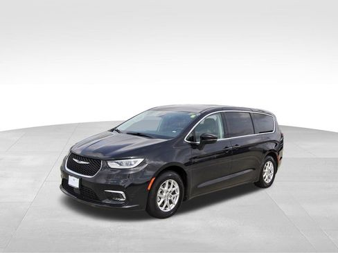 Used 2023 Chrysler Pacifica Touring-L image 2