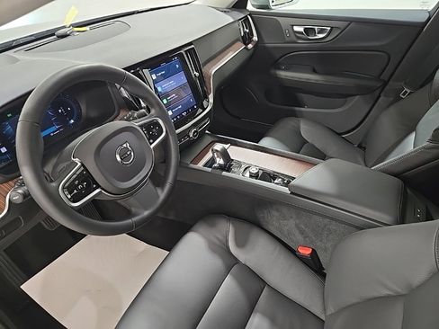 Used 2025 Volvo V60 B5 Cross Country Plus image 18