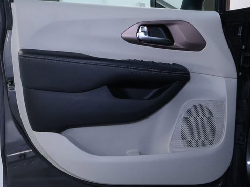 Used 2023 Chrysler Voyager LX image 10