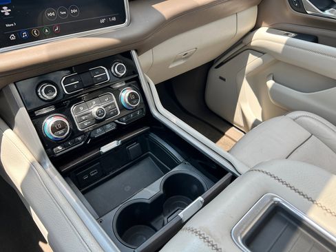 Used 2021 GMC Yukon Denali w/ Denali Premium Package image 13