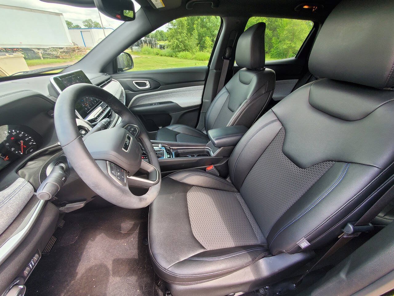 Used 2025 Jeep Compass Latitude w/ Convenience Group AWD/4WD image 12