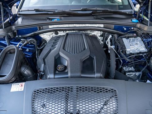 Certified 2024 Porsche Macan AWD/4WD image 29