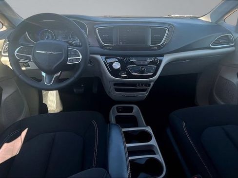 Used 2023 Chrysler Voyager LX FWD image 7