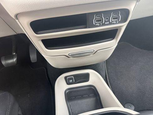 Used 2024 Chrysler Pacifica Touring-L FWD image 26