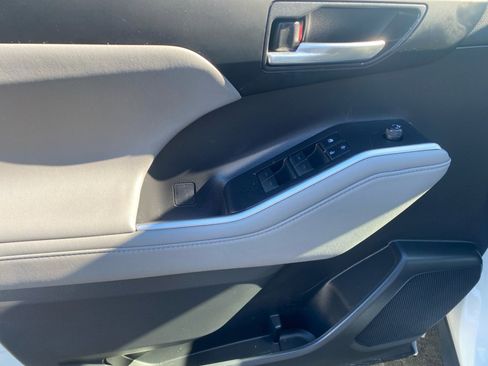 Used 2021 Toyota Highlander XLE image 35