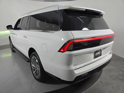 New 2026 Lincoln Navigator L Premier AWD/4WD image 7