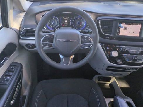 Used 2023 Chrysler Voyager LX image 16