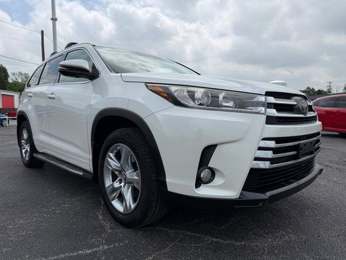 Used 2017 Toyota Highlander Limited FWD image 3