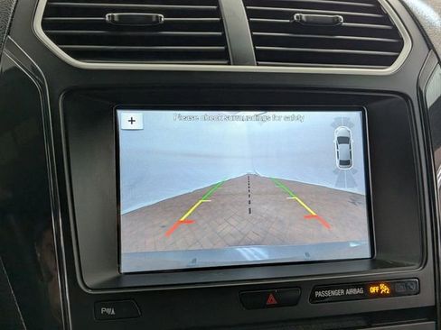 Used 2017 Ford Explorer XLT w/ Equipment Group 202A AWD/4WD image 34